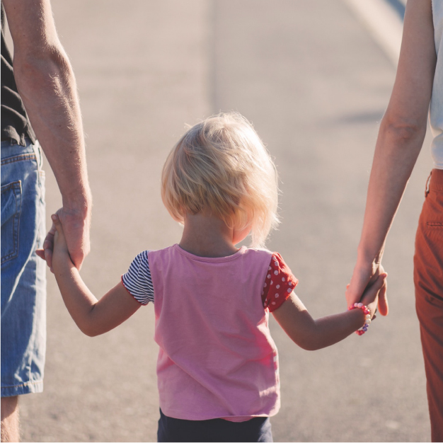 Criança de mãos dadas com o pai e com a mãe Criança de mãos dadas com o pai e com a mãe